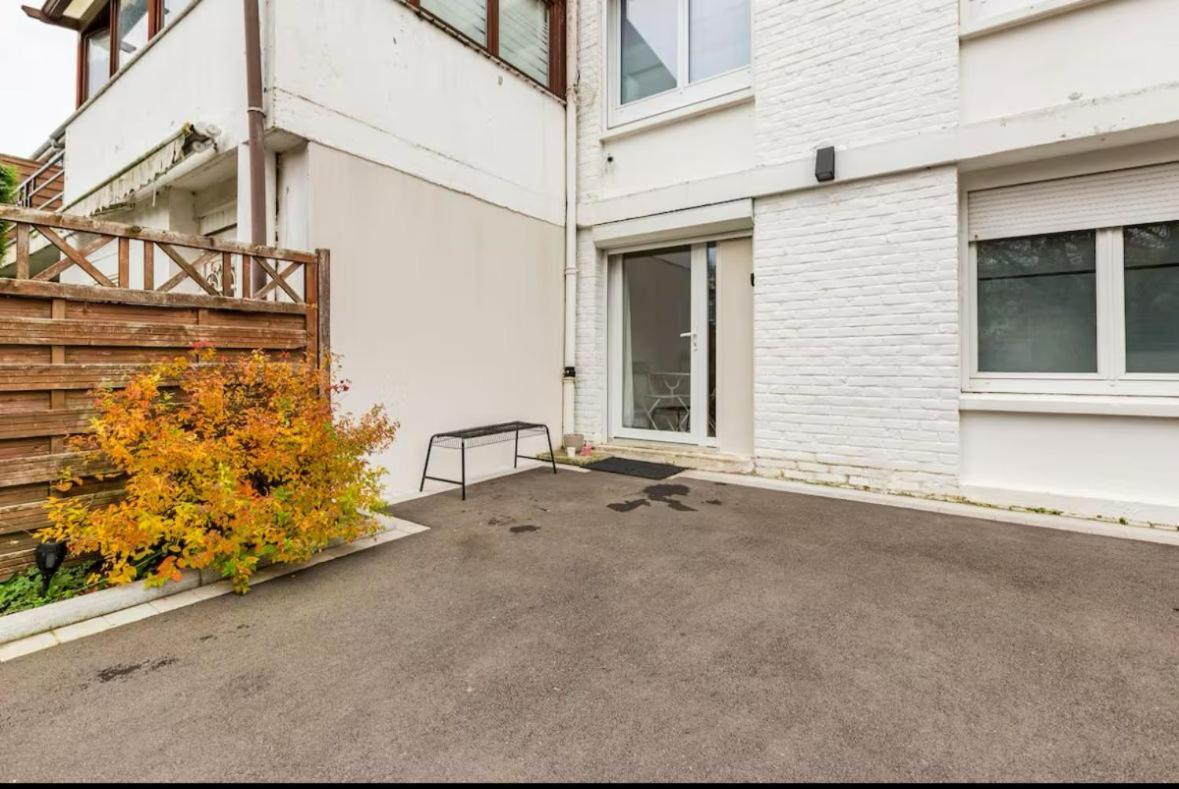 Escapade Pres De Lille - Appartement Charmant Avec Terrasse Et Parking Privee Mons-en-Baroeul Luaran gambar