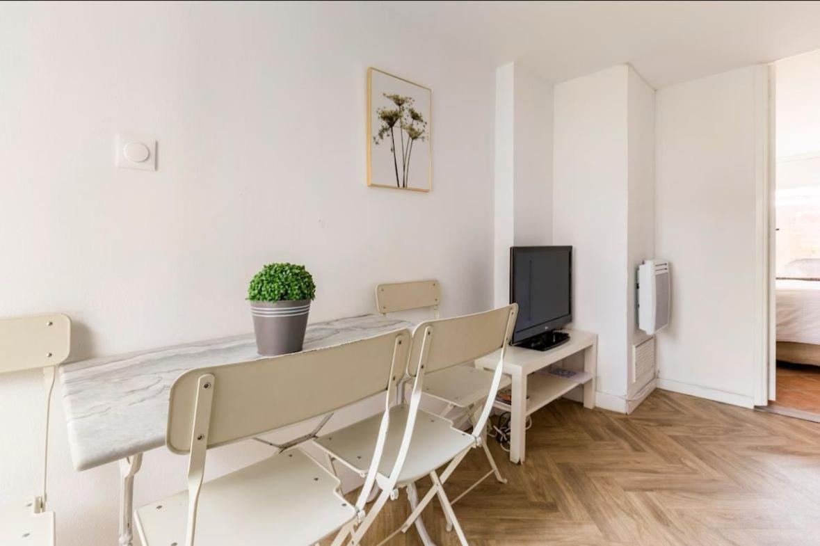 Escapade Pres De Lille - Appartement Charmant Avec Terrasse Et Parking Privee Mons-en-Baroeul Luaran gambar