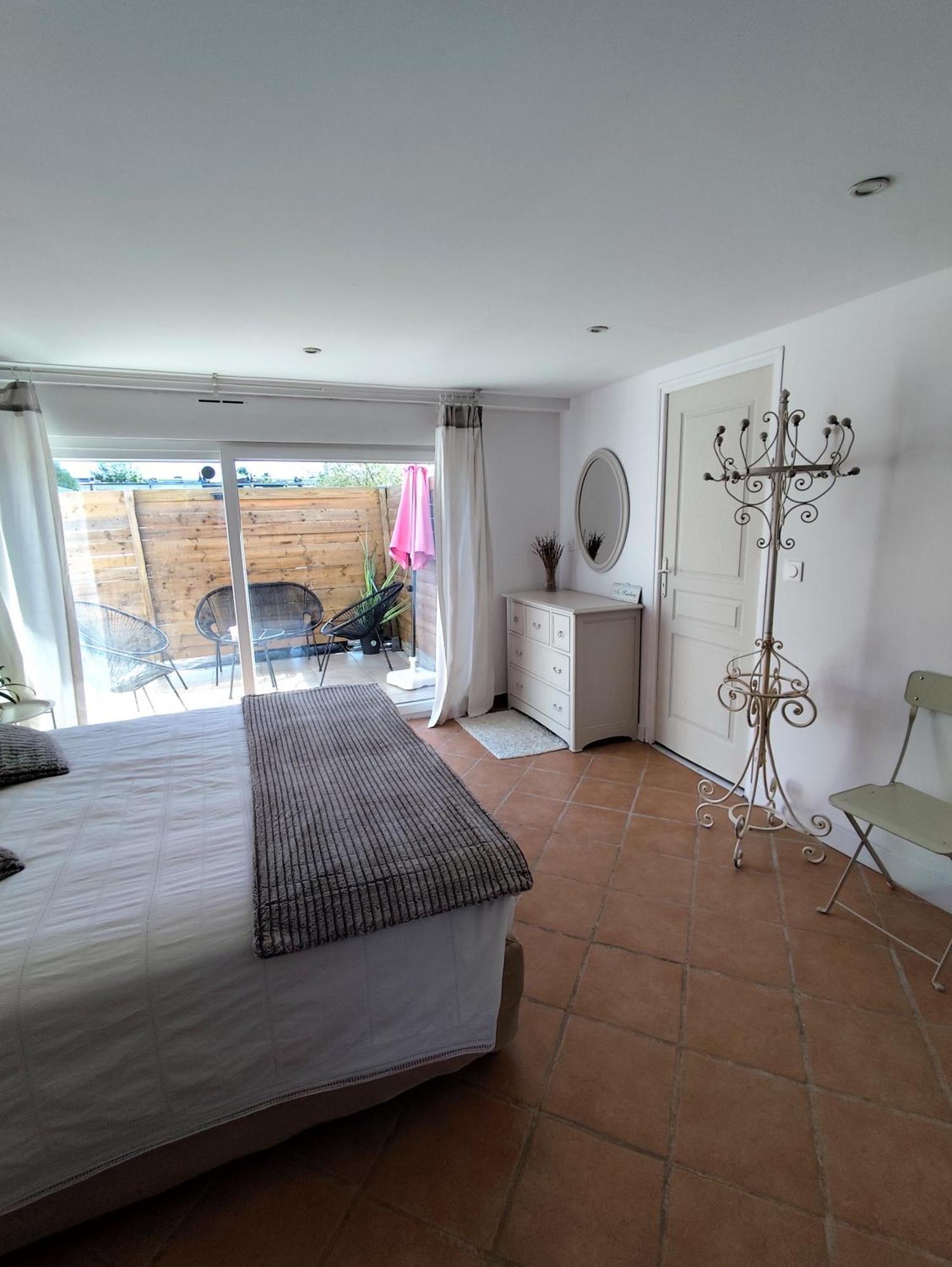 Escapade Pres De Lille - Appartement Charmant Avec Terrasse Et Parking Privee Mons-en-Baroeul Luaran gambar